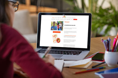 Pflasterpass Akademie - Person sieht sich Pflasterpass® Akademie an Pflasterpass Akademie - Person sieht sich Pflasterpass® Akademie an